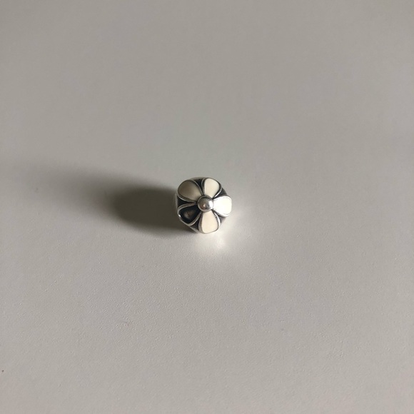 AUTHENTIC PANDORA Retired White Daisy Clips ๐ธ - Picture 3 of 7